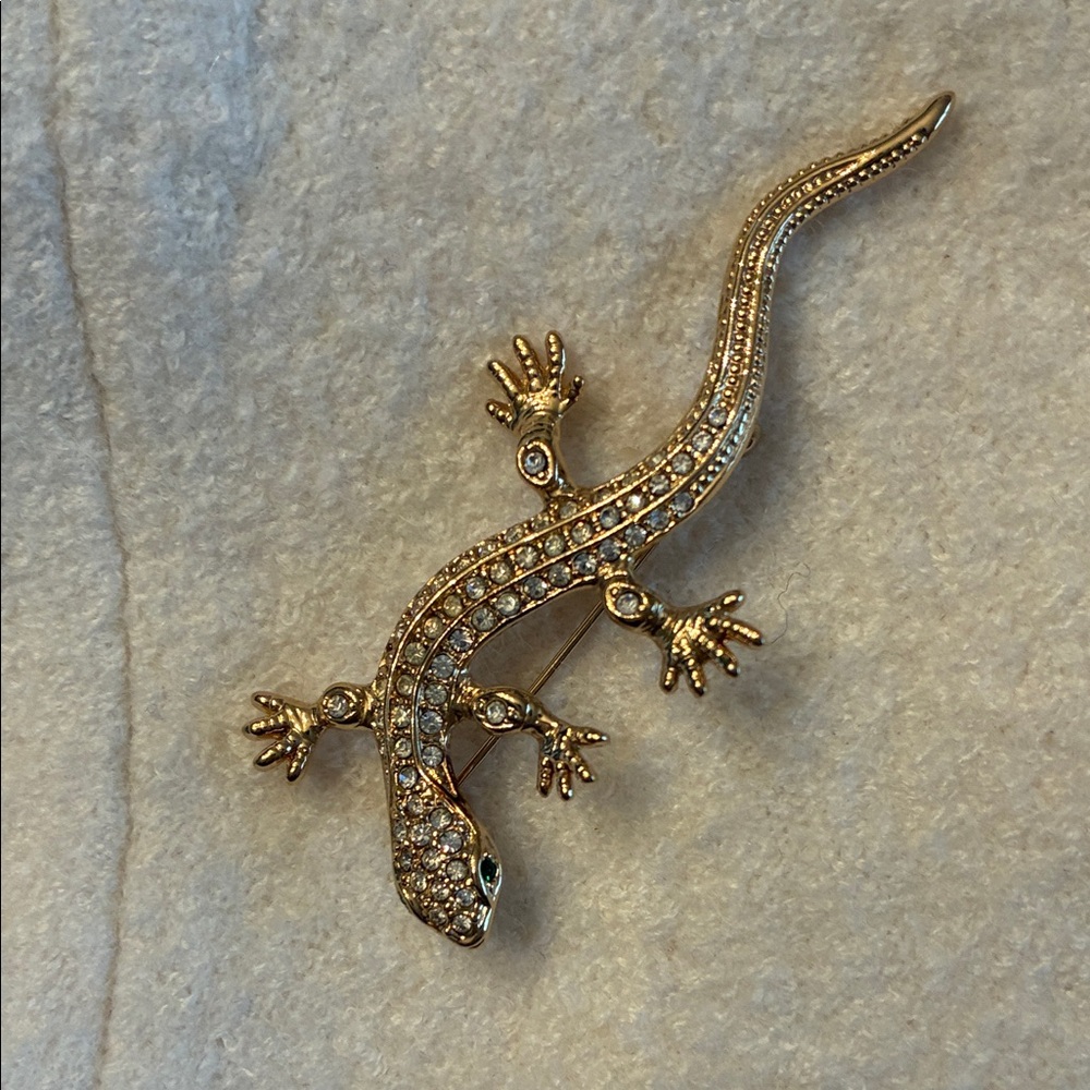 Sparkly salamander brooch pin